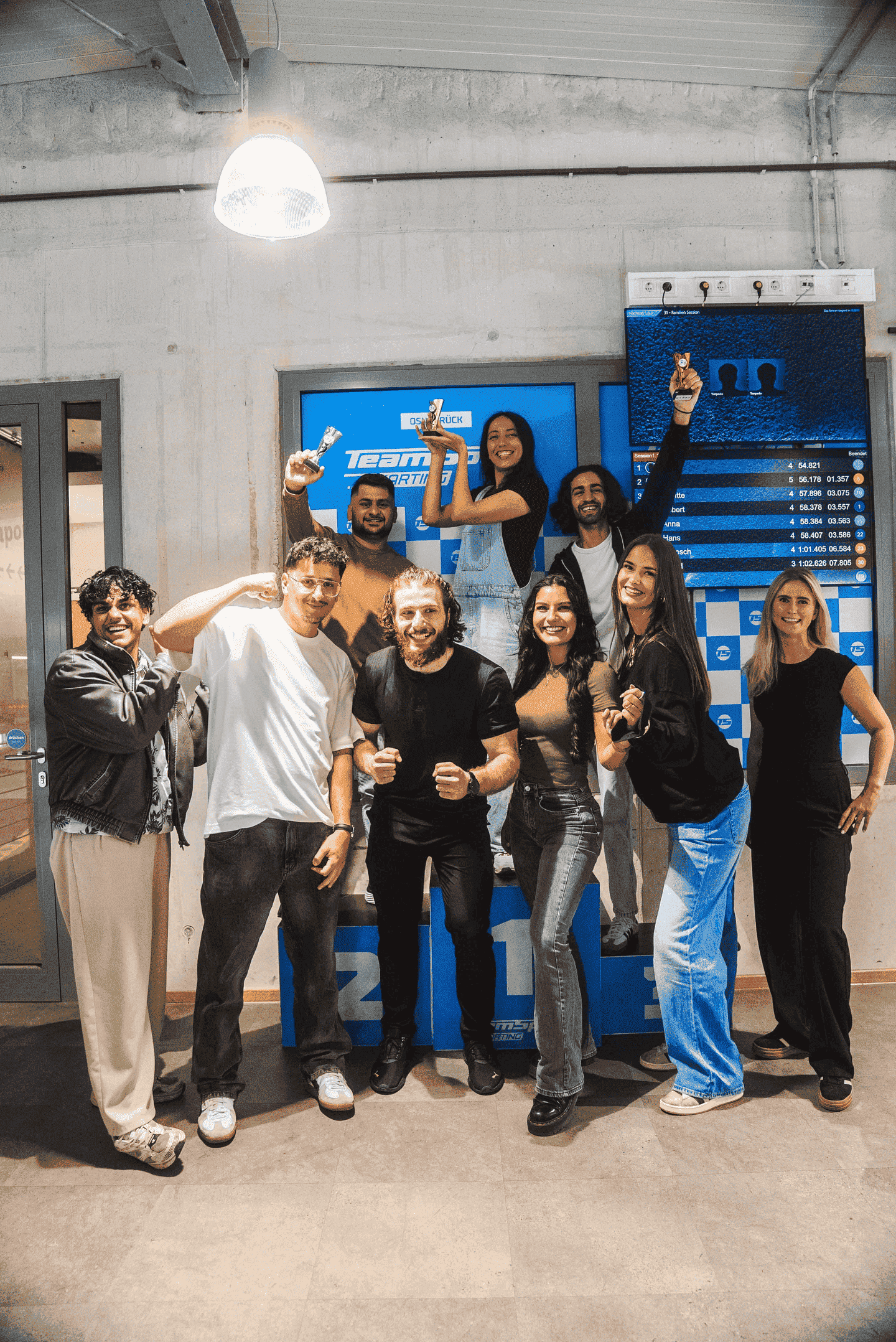 Eine Gruppe nach dem Rennen auf dem Podest bei der Siegerehrung.