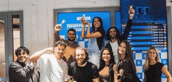 Eine Gruppe nach dem Rennen auf dem Podest bei der Siegerehrung.