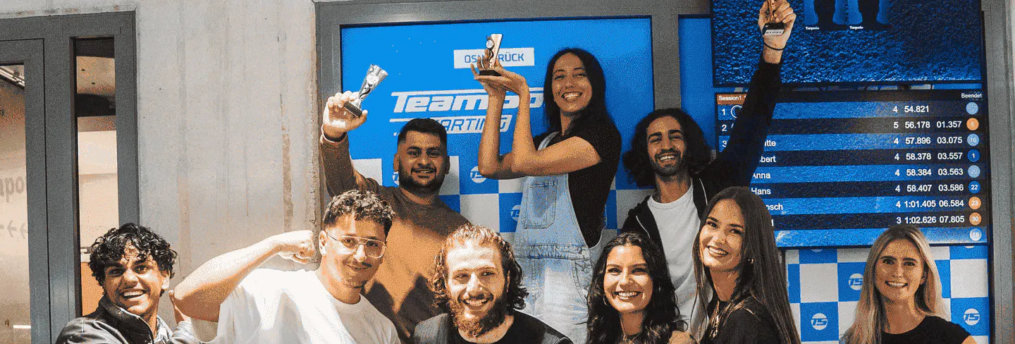 Eine Gruppe nach dem Rennen auf dem Podest bei der Siegerehrung.