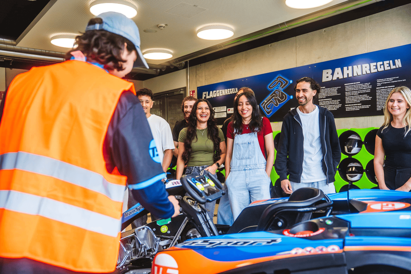 Eine Gruppe erhält ihre Sicherheitseinweisung