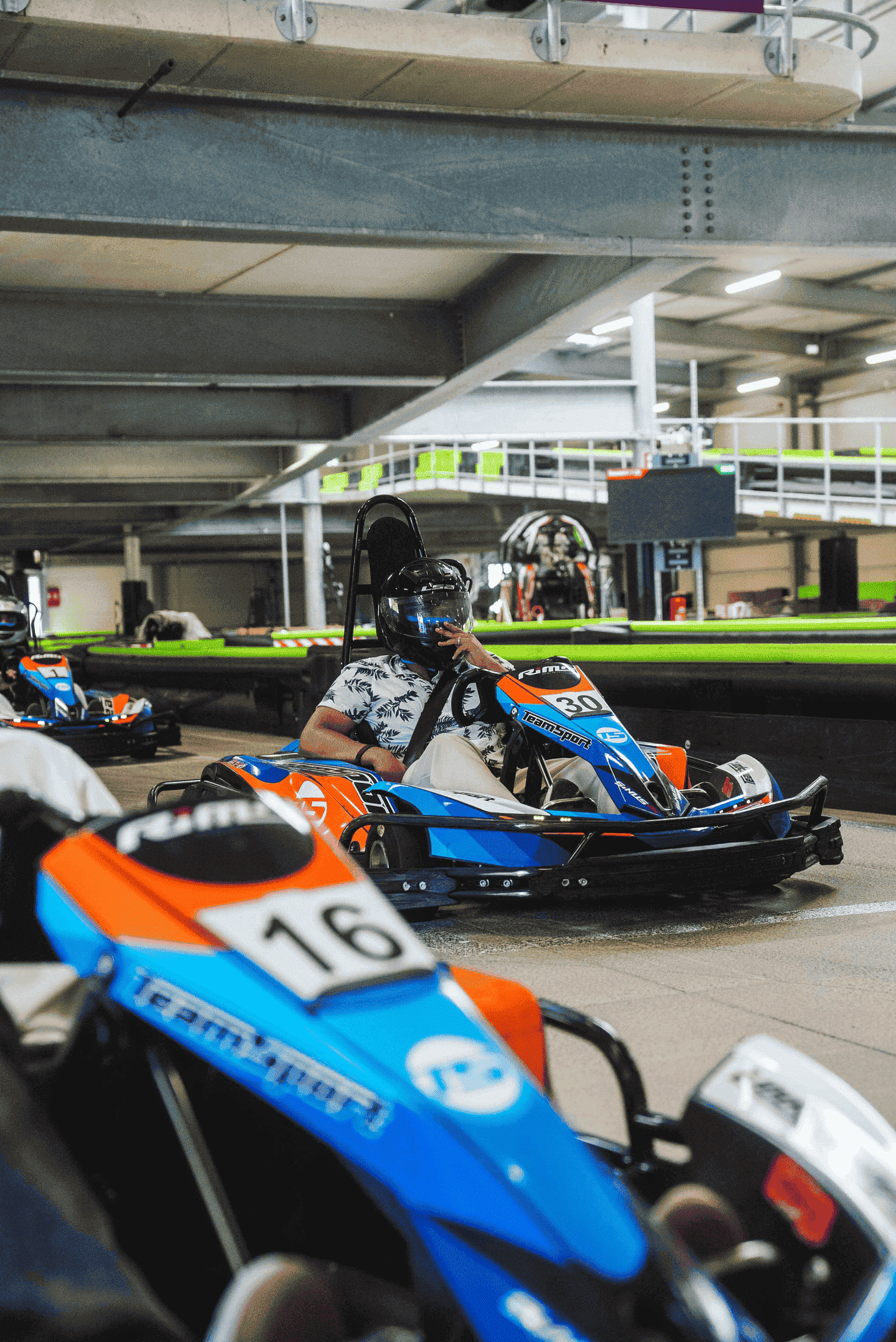 Eine Gruppe von Karts bei der Startaufstellung vor Rennbeginn.