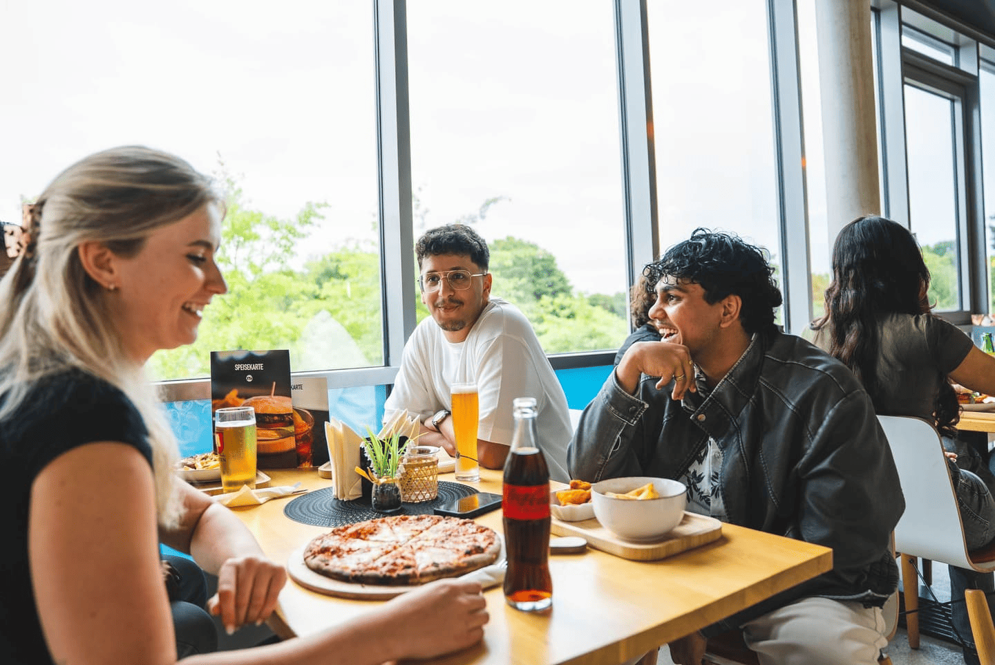 Eine Gruppe bei Essen und Getränken im Bistro