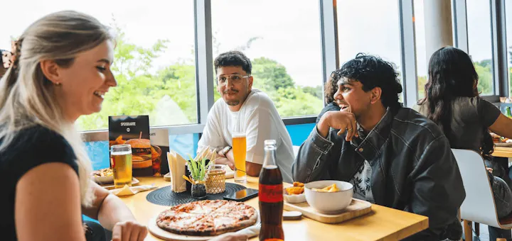 Eine Gruppe bei Essen und Getränken im Bistro