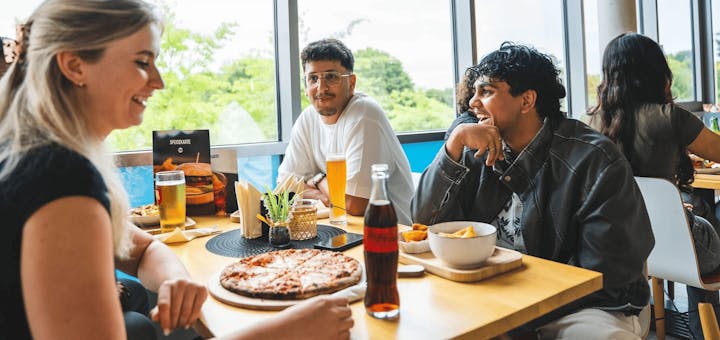 Eine Gruppe bei Essen und Getränken im Bistro