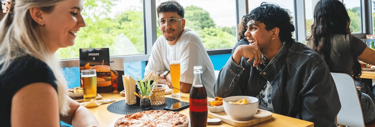 Eine Gruppe bei Essen und Getränken im Bistro