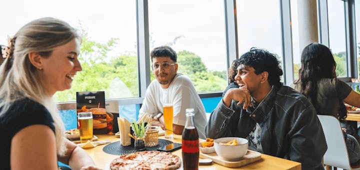 Eine Gruppe bei Essen und Getränken im Bistro