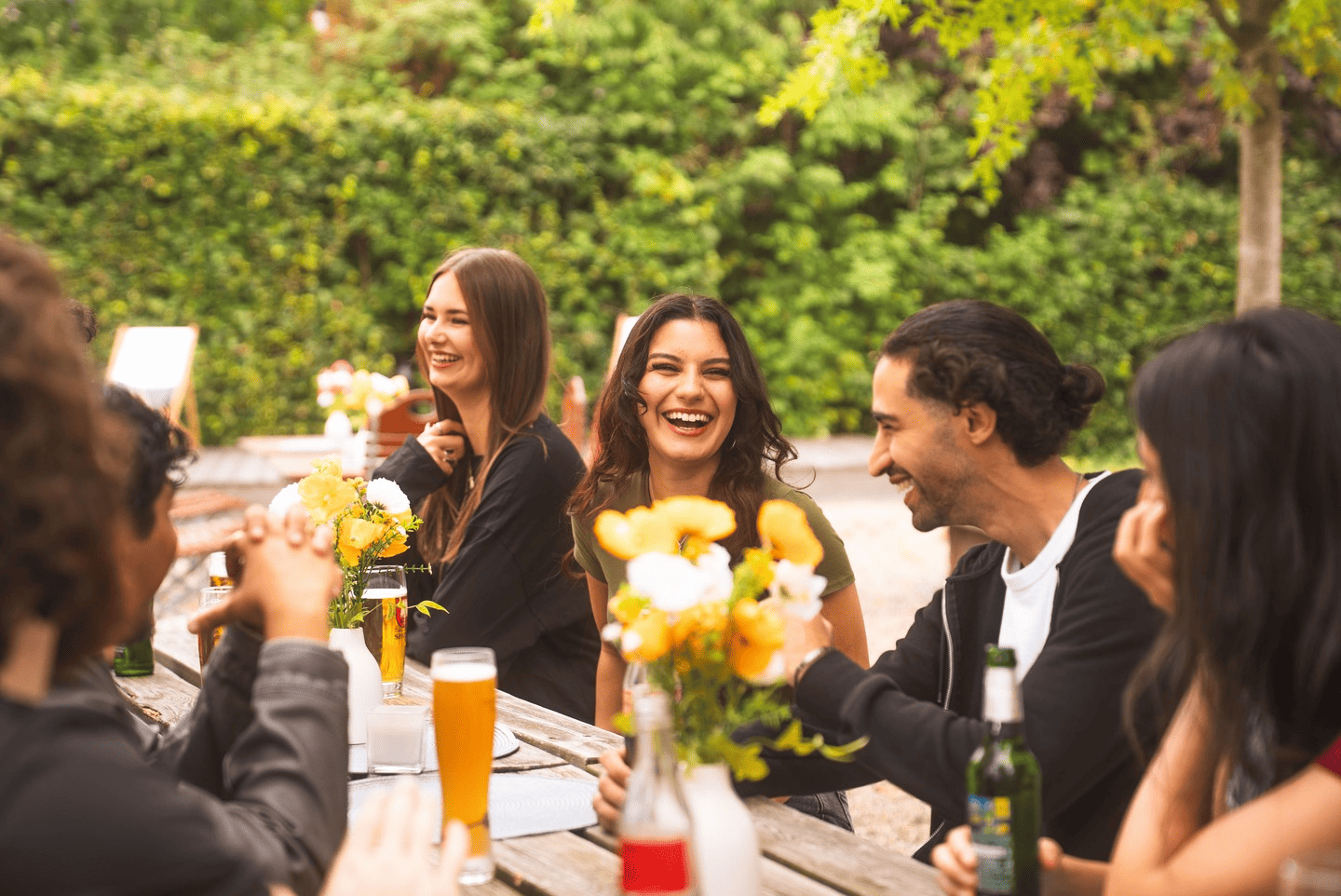 Eine Gruppe von jungen Menschen im Biergarten.