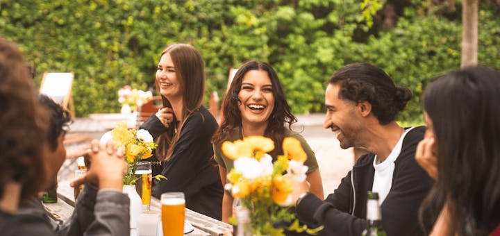 Eine Gruppe von jungen Menschen im Biergarten.