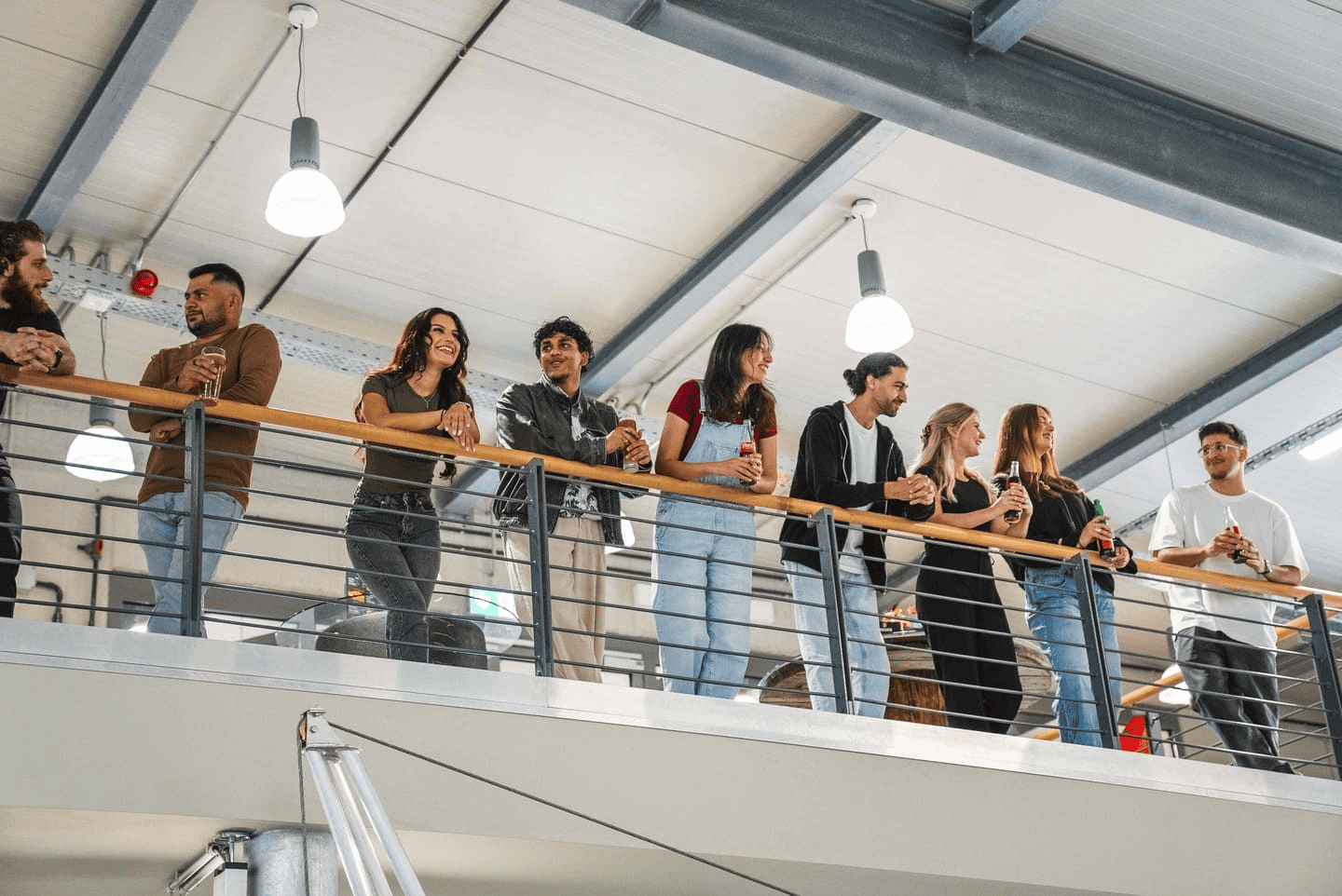 Eine Gruppe steht auf der Aussichtsplattform und schaut dem Rennen zu.