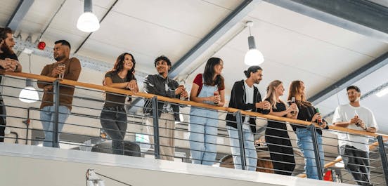 Eine Gruppe steht auf der Aussichtsplattform und schaut dem Rennen zu.