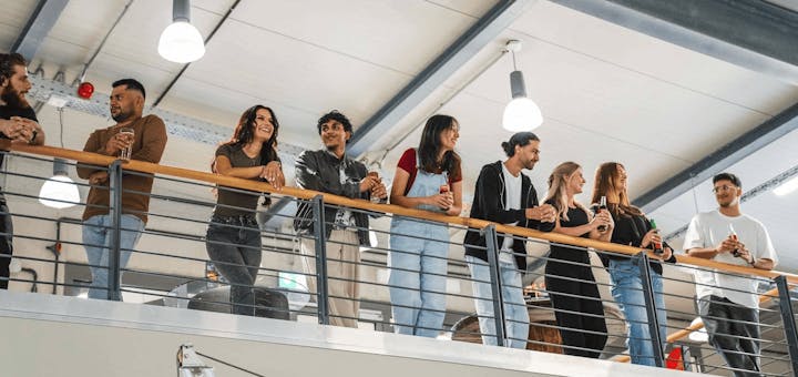 Eine Gruppe steht auf der Aussichtsplattform und schaut dem Rennen zu.