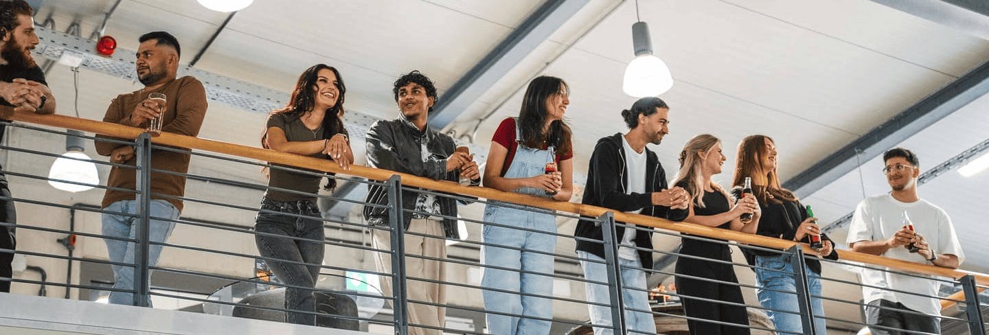 Eine Gruppe steht auf der Aussichtsplattform und schaut dem Rennen zu.