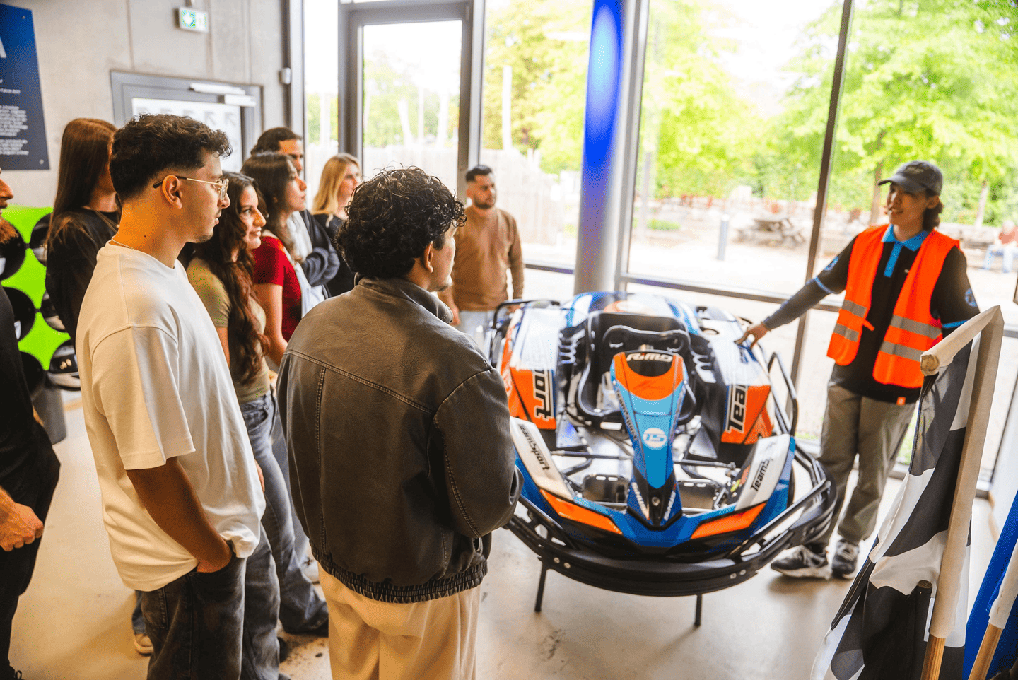 Eine Gruppe erhält vor Rennbeginn ihre Sicherheitseinweisung