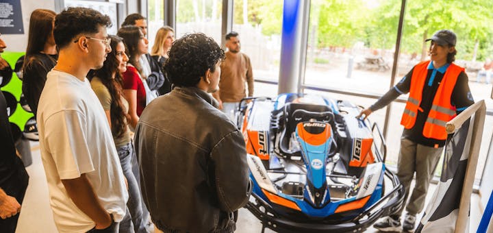 Eine Gruppe erhält vor Rennbeginn ihre Sicherheitseinweisung