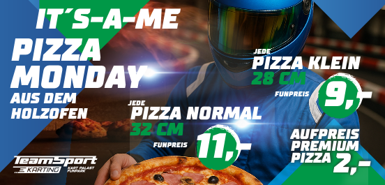 Ein Kartfahrer mit Helm hält eine Pizza