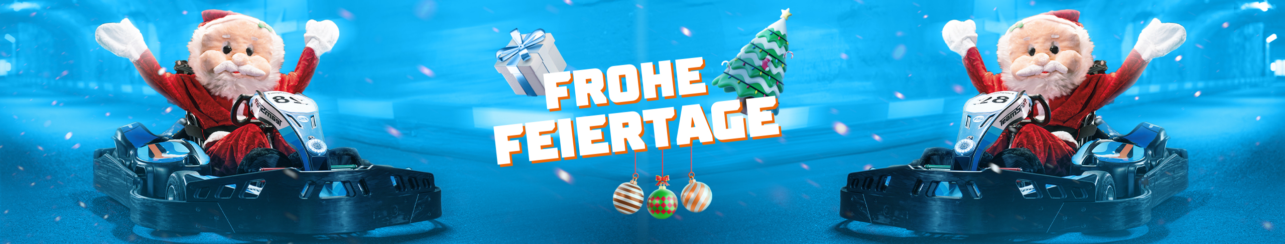 2 Weihnachtsmänner sitzen im Kart und wünschen frohe Weihnachten