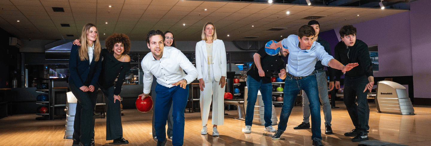 Gruppe beim Bowlen