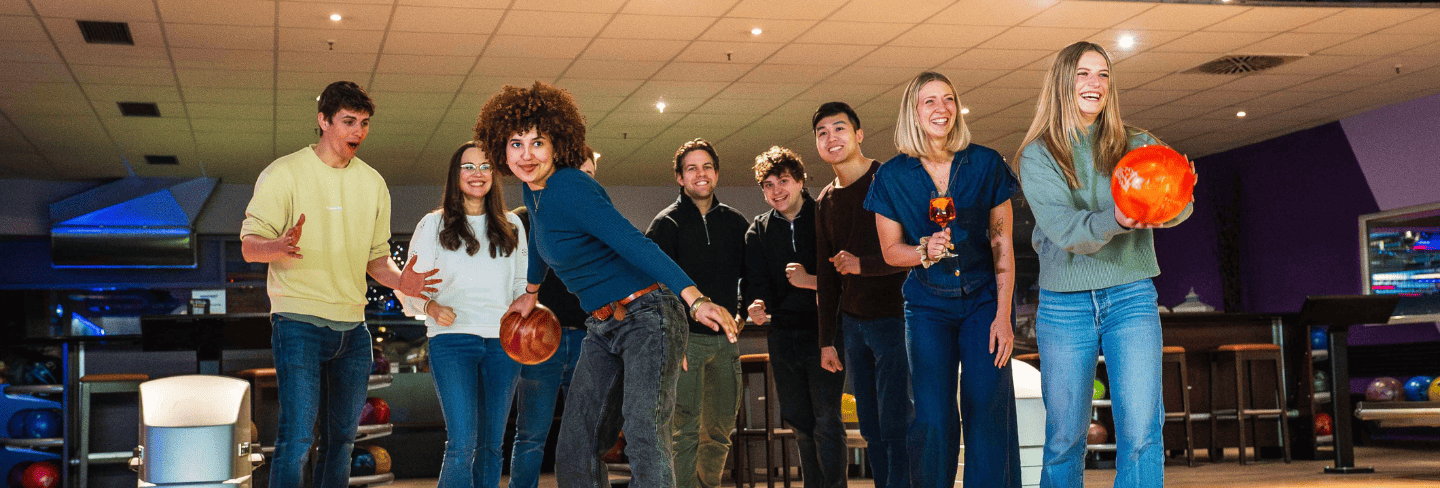 Gruppe beim Bowling
