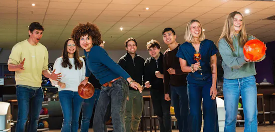 Gruppe beim Bowling
