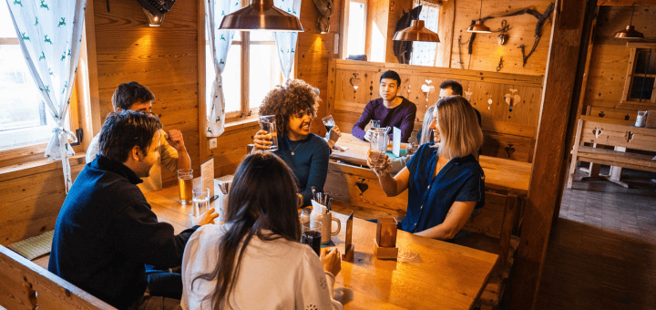 Gruppe sitzt im Stadl