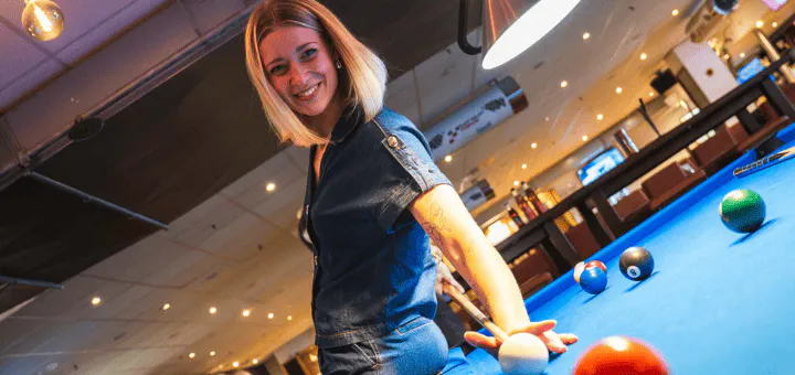 Frau beim Billard spielen