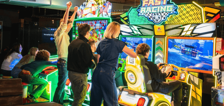 Gruppe beim Arcade spielen