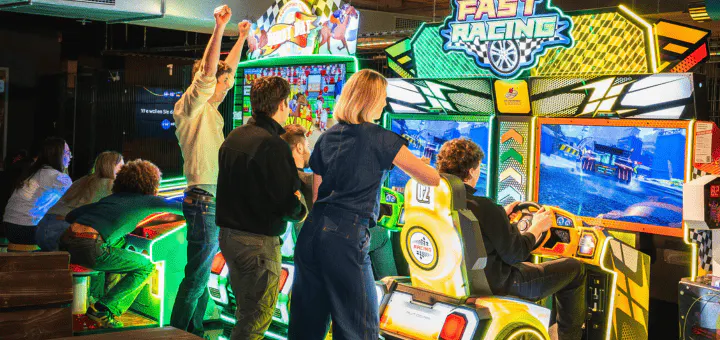 Gruppe beim Arcade spielen