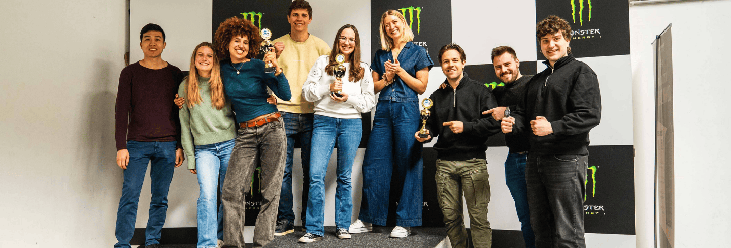 Gruppe steht auf Siegerpodest