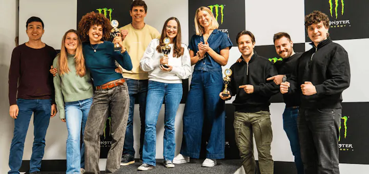 Gruppe steht auf Siegerpodest