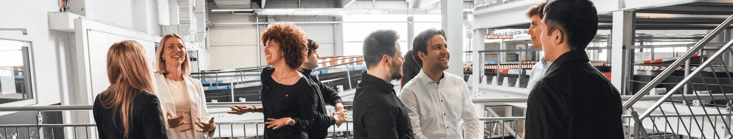 Gruppe steht vor Raceways