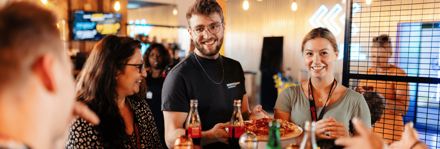 Menschen beim Pizza Essen