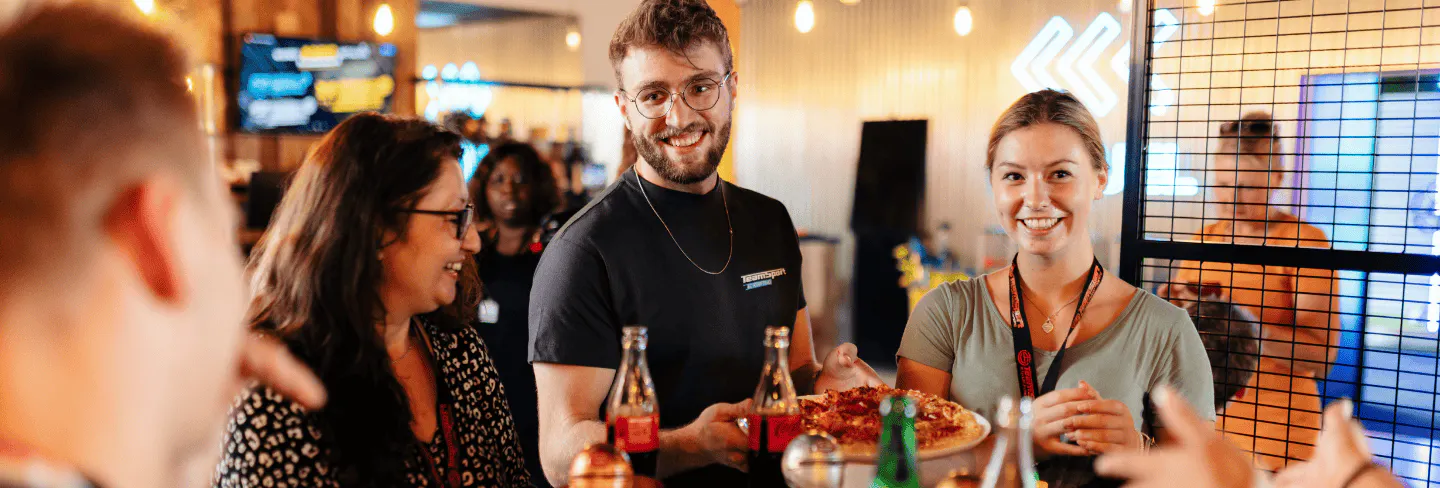 Menschen beim Pizza Essen