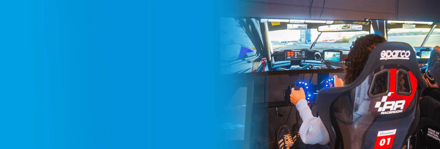 Frau fährt Simracing