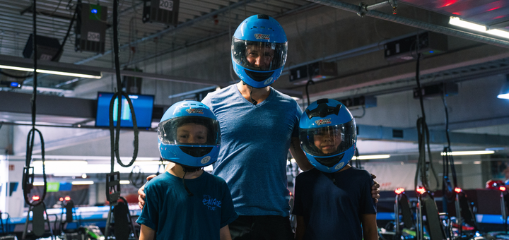 Vater mit Kindern Arm im Arm 