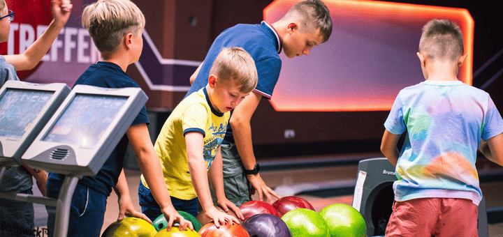 Kinder beim Bowlen
