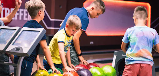 Kinder beim Bowlen