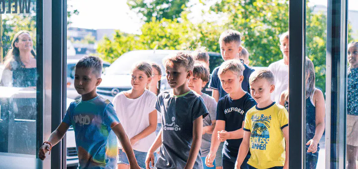 Kinder laufen in Gebäude