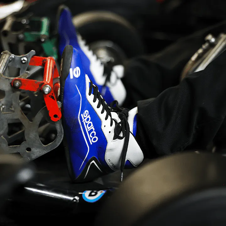TeamSport Mitglieder beim Rennen auf einer Indoor-Kartbahn