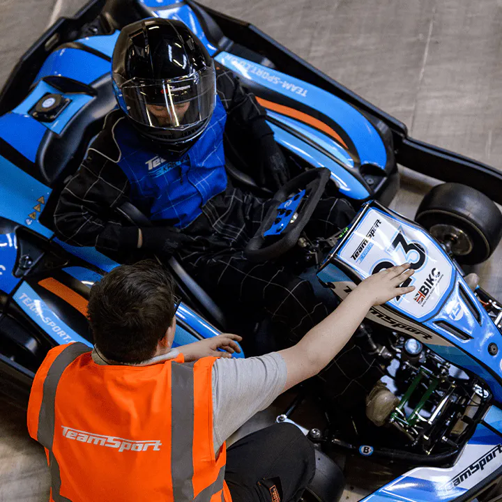 Kartfahrer in einer Kurve