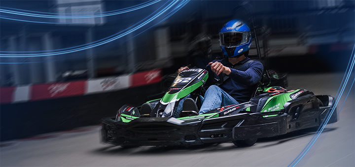 Man fährt Kart auf Rennstrecke