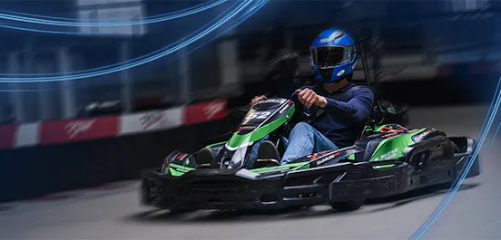 Man fährt Kart auf Rennstrecke