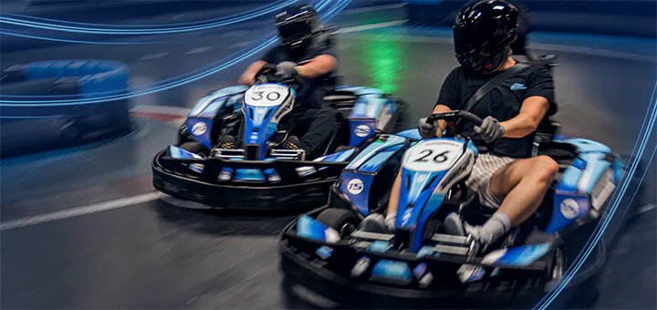 Zwei Männer beim Kartfahren