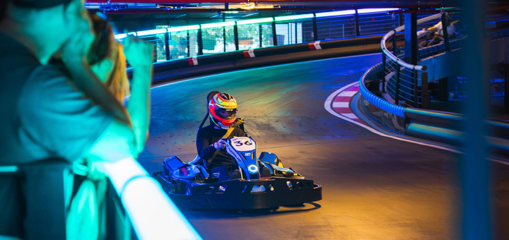 Kartfahrer und Fans an der Strecke