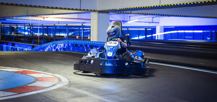 Frau sitzt im Kart 