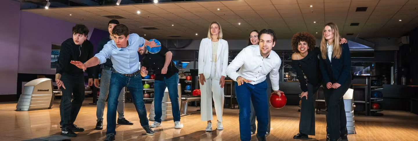 Eine Gruppe spielt Bowling 