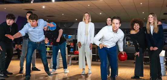 Eine Gruppe spielt Bowling