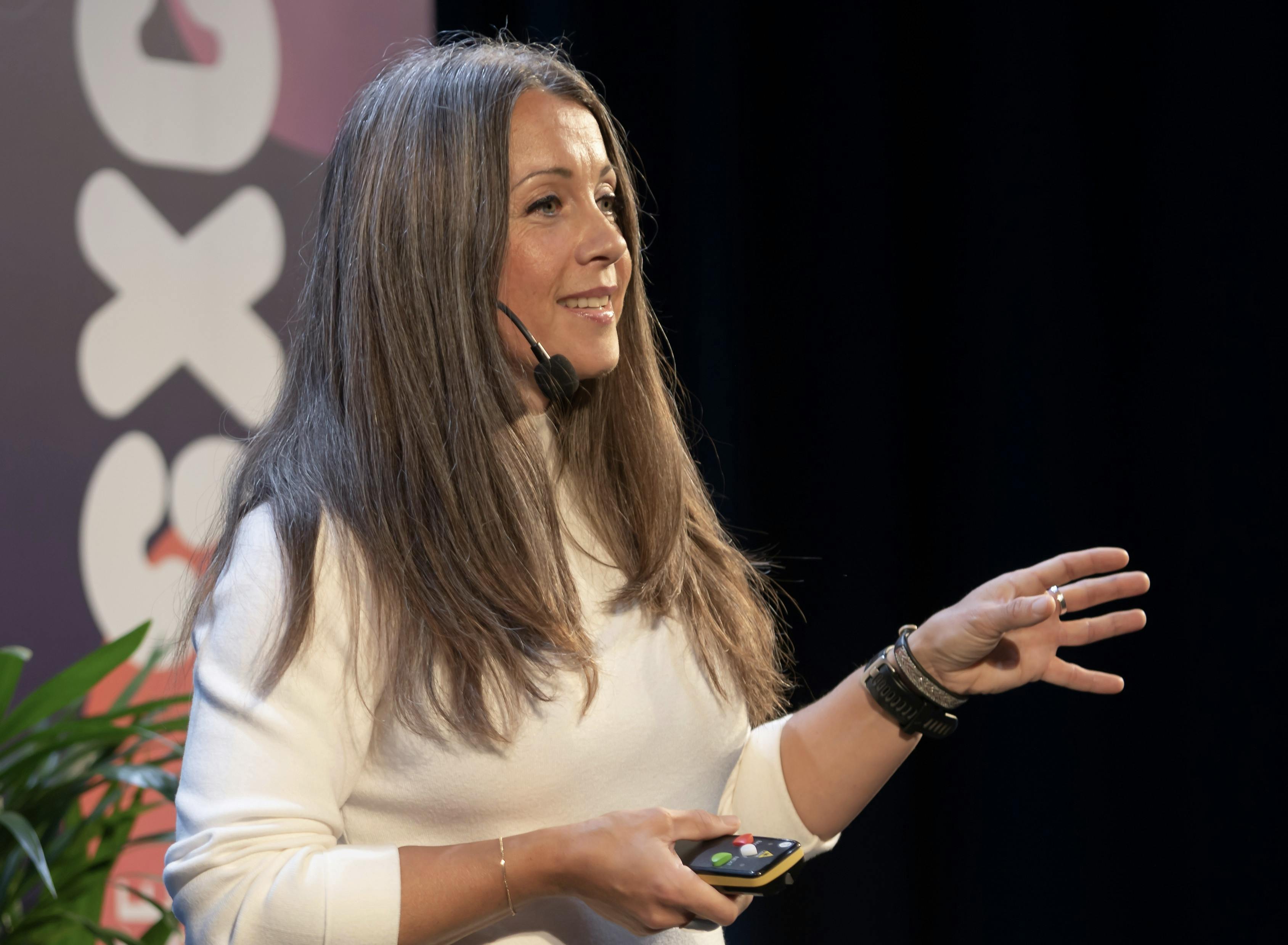 Elisabeth Aguilera föreläser på en scen