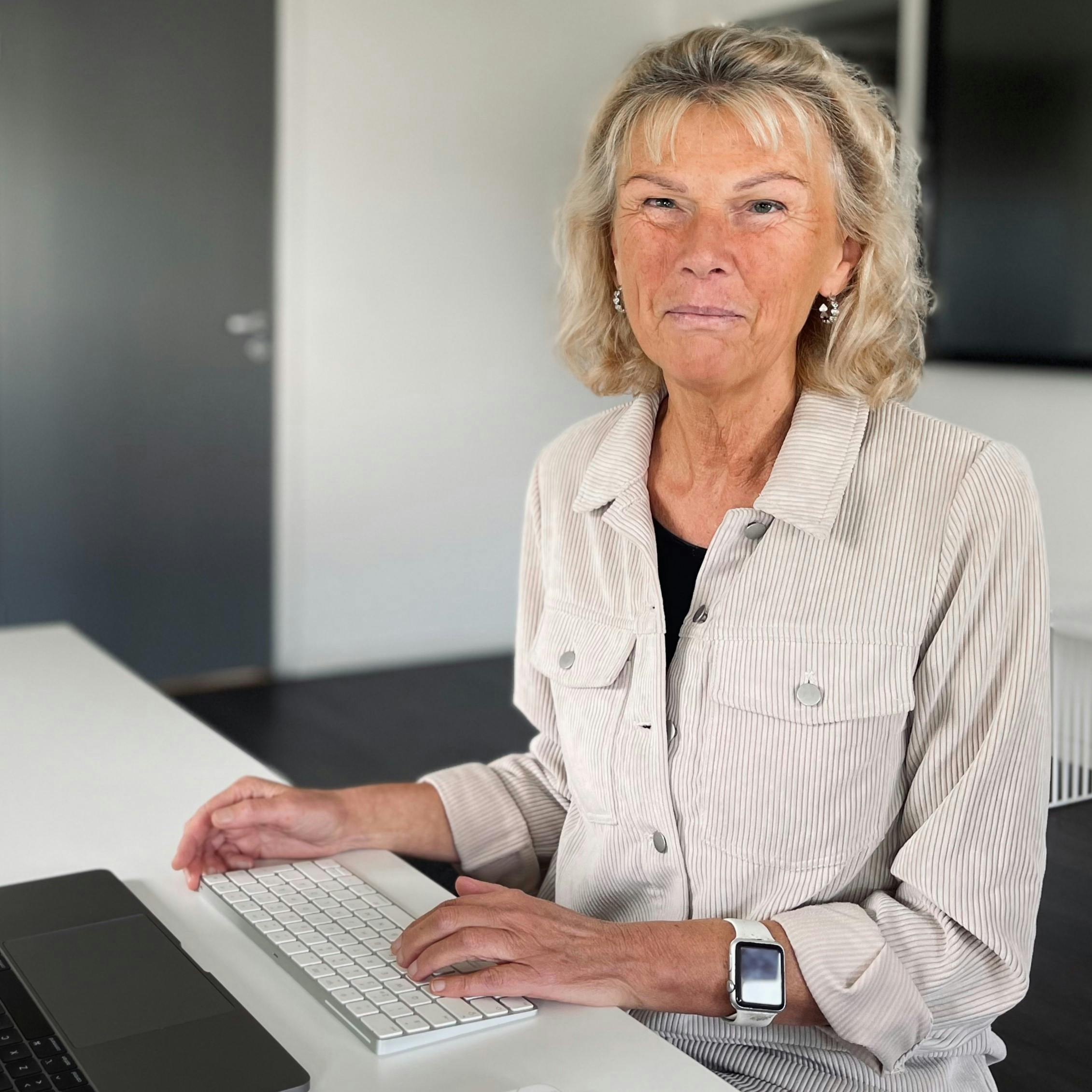 Susanne sitter vid datorn