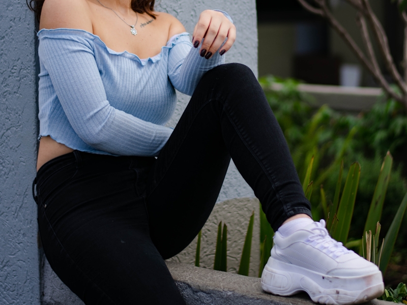 Crop top, jeans and sneakers