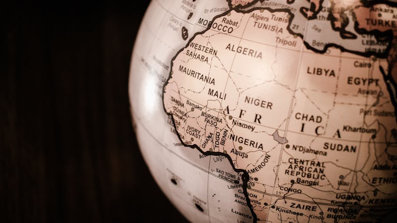 Carte de l'Afrique sur un globe - Top 10 des devises les plus élevées d'Afrique